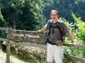 Jos Manuel en la entrada al puente