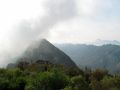 Las nubes trepan por el otro pico de Les Orelles d'Ase