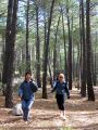 Almudena y Blanca bajando por la pinada