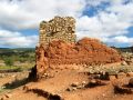 Restos de vivienda y torre en una aldea cercana a La Cuevarruz