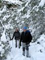 Paco Javi y Miguel subiendo por la senda entre los pinos