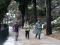 Kiquet, Mila y Aurelio bajando por la pista del santuario