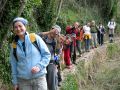 En fila por el muro de la acequia