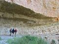 Pasando bajo muchas toneladas de rocas