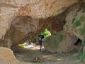 Pasando bajo grandes bloques de rocas