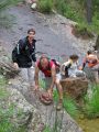 Kiquet metiendo unas piedras en el agua