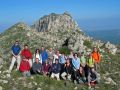 El grupo delante de la Creu del Cardenal y el Cavall Bernat