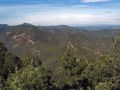 Vista del castillo de Mauz con el pico Pina al fondo a la izquierda