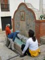 Cargando agua en la fuente