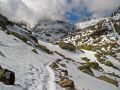 El sendero atraviesa laderas cubiertas de nieve