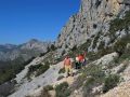 Caminando por la ladera sur de la Serrella con el Pla de la Casa al fondo