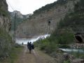 LLegando al chorro de agua del embalse de Arens