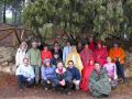 El grupo en la fuente de la Oliva tras terminar el recorrido