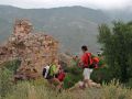 Pasando entre los muros del castillo