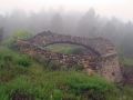 Nevera de Cuatro Caminos entre la niebla