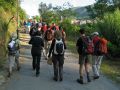 El inicio es  por pista asfaltada y con farolas