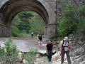 Pasamos bajo el puente de la carretera