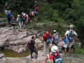 Cola para remontar la ladera y salvar la cascada que tenemos ms abajo